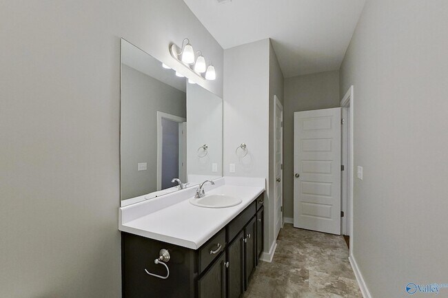 Building Photo - 204 White Oak Cir