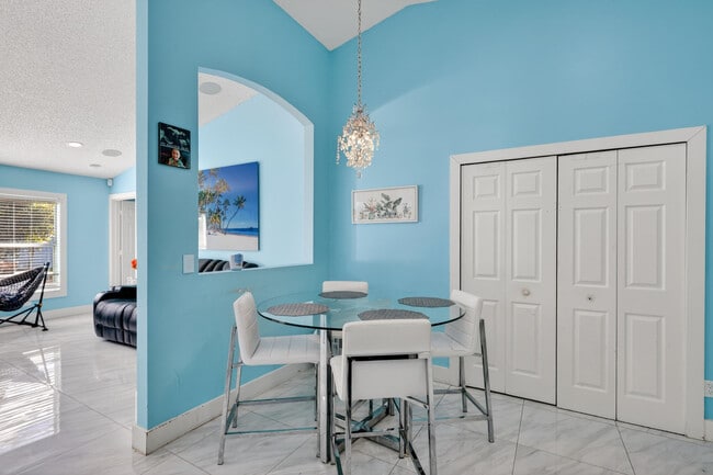 Building Photo - 1121 SW Ivanhoe St