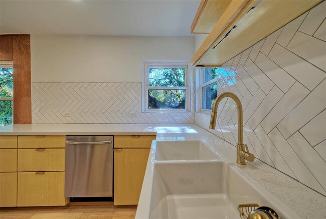 Building Photo - 1709 Mariposa Dr