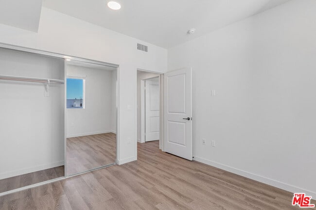 Building Photo - 10824 Blix St