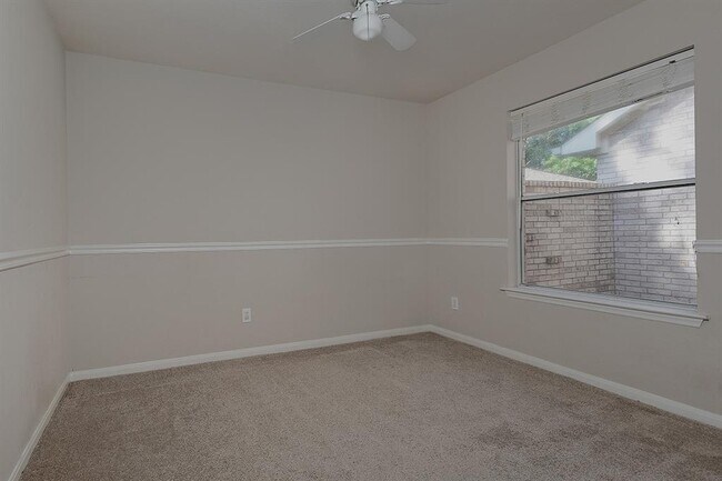 Building Photo - 99 E Foxbriar Forest Cir