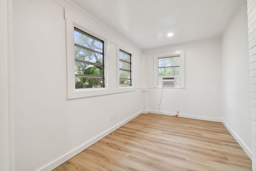 Building Photo - 215 S Howard Ave