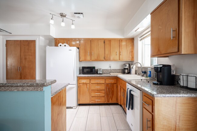 Building Photo - 1313 Hillside Pl