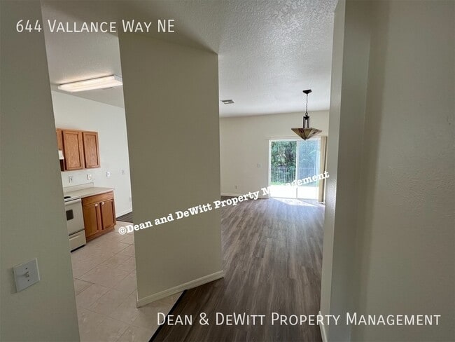 Building Photo - 644 Vallance Way NE
