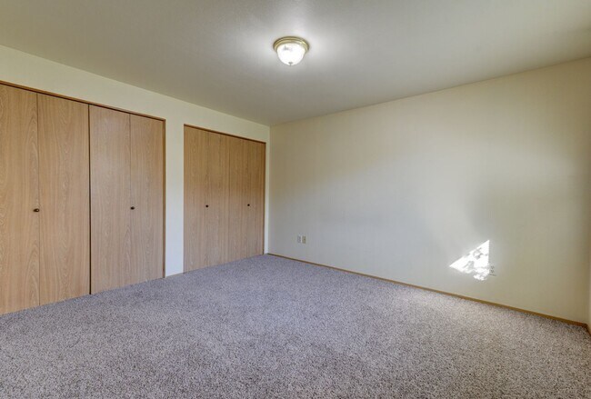 Building Photo - 3 Bed 2 Bath House with all new flooring!