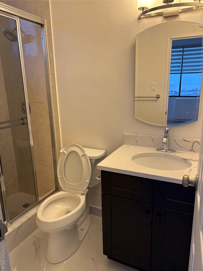 Building Photo - 2 Bay Club Dr