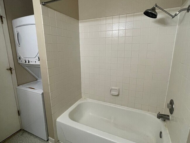 Building Photo - One Bedroom Condo with Den in Southeast Reno