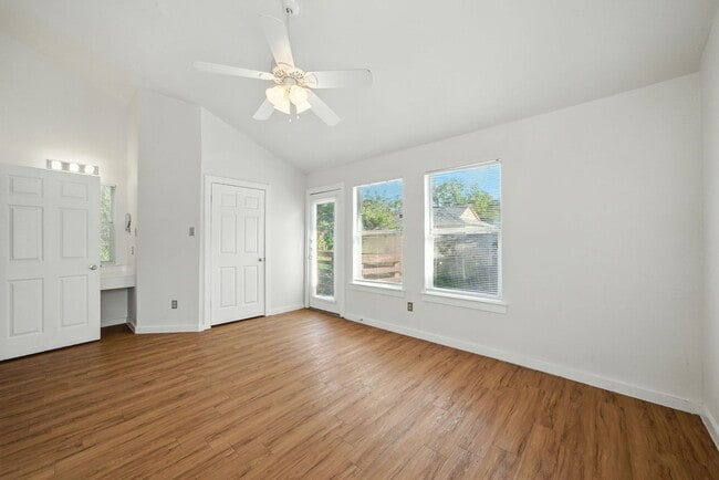 Building Photo - UT PRE-LEASE: 5 bed / 3 bath Remodeled Wes...