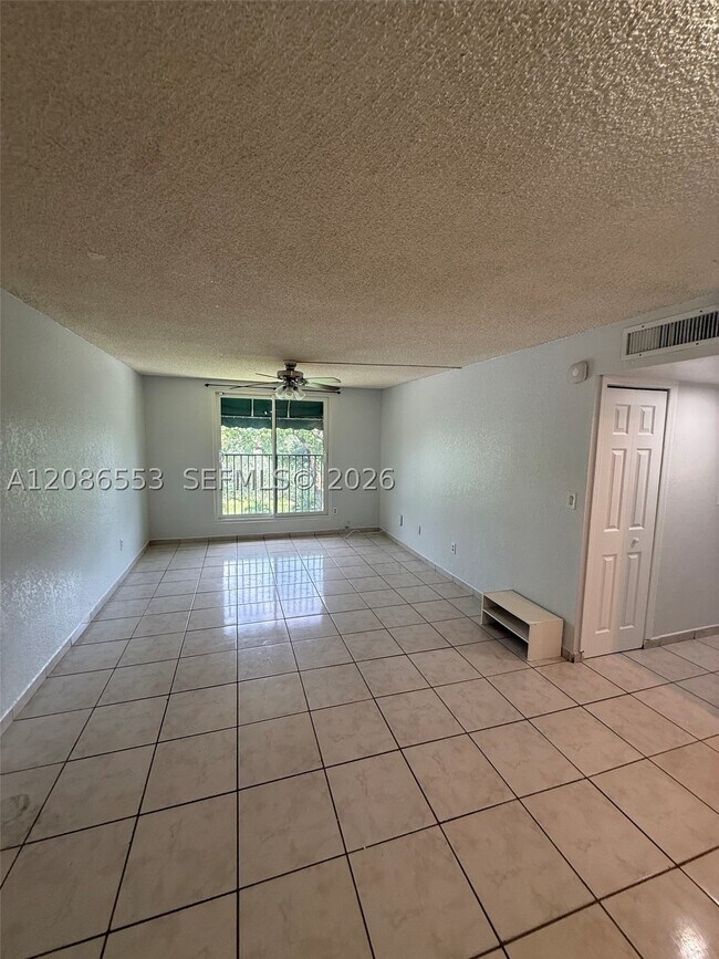 Building Photo - 606 W 81st St