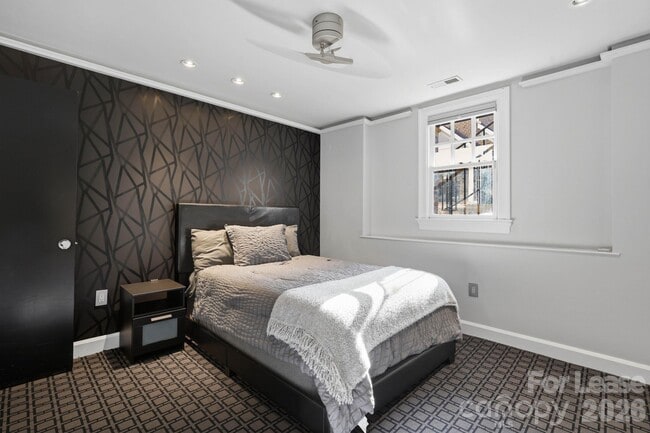 Building Photo - 1124 Dilworth Crescent Row