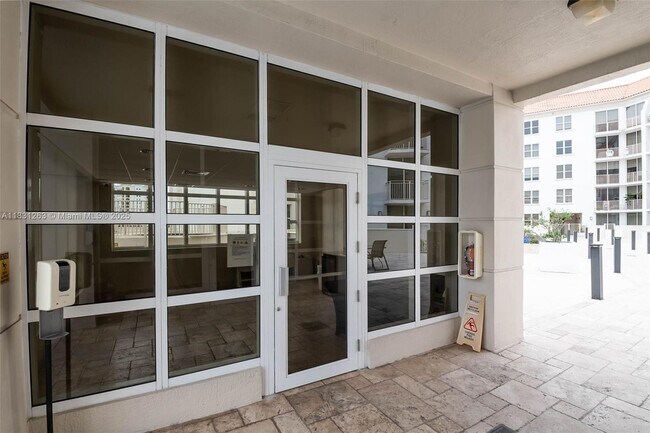 Building Photo - 2030 Douglas Rd