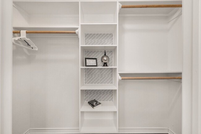 Building Photo - Sublease Available for June 1st Move In!