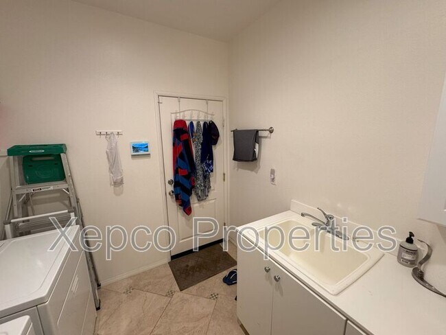 Building Photo - 1290 Esperanza Trail