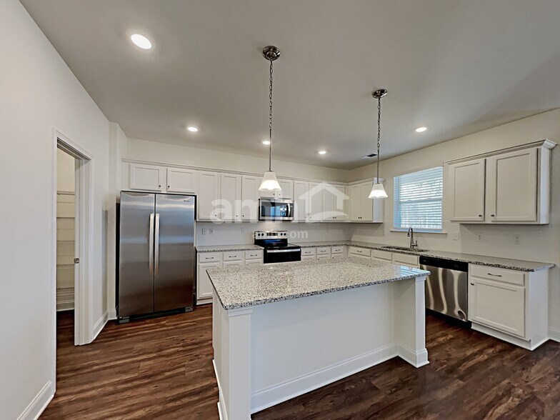 Building Photo - 880 Jubilation St