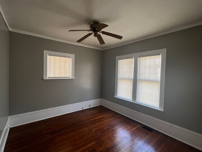 Building Photo - Classic Brick bungalow in the Heart of Bristol Virginia. Property has been freshly painted and is...