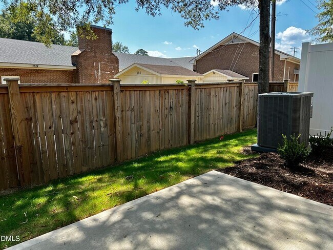 Building Photo - 154 Paramount Dr