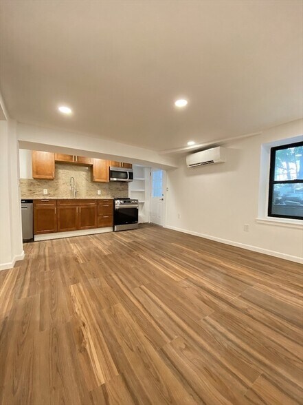 Primary Photo - 688 Parker St