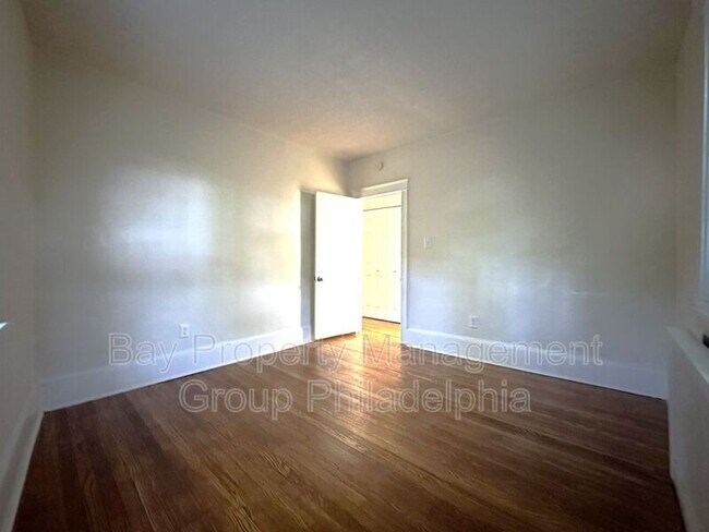 Building Photo - 2809 W Queen Ln