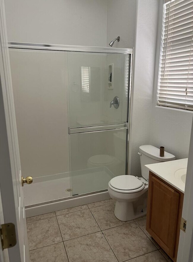 Building Photo - 3637 E Parkview Dr