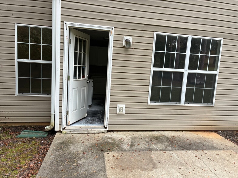 Building Photo - Room in House on Tara Bend