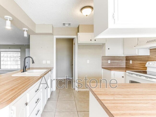 Building Photo - 6605 Lyrewood Ln