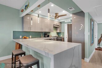 Building Photo - 2751 N Palm Aire Dr