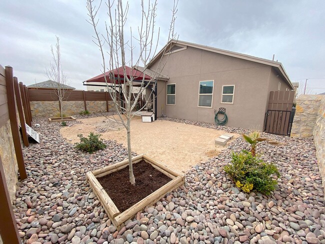Building Photo - East El Paso 3 bed Refrig A/C w/office!