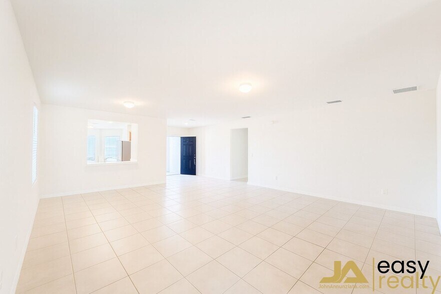 Building Photo - 2220 NE 5th Ave