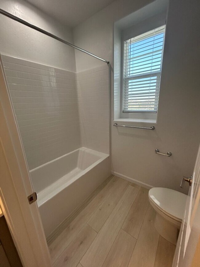 Building Photo - Brand new 4 bedroom 3 bathroom with solar in NW Visalia!!