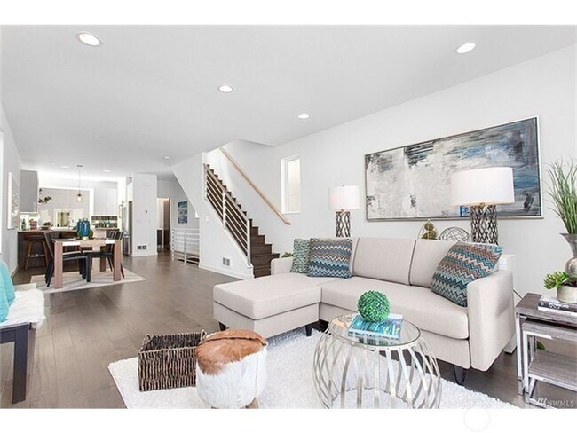 Building Photo - Newer Ballard 3 Bedroom Townhome - Attache...