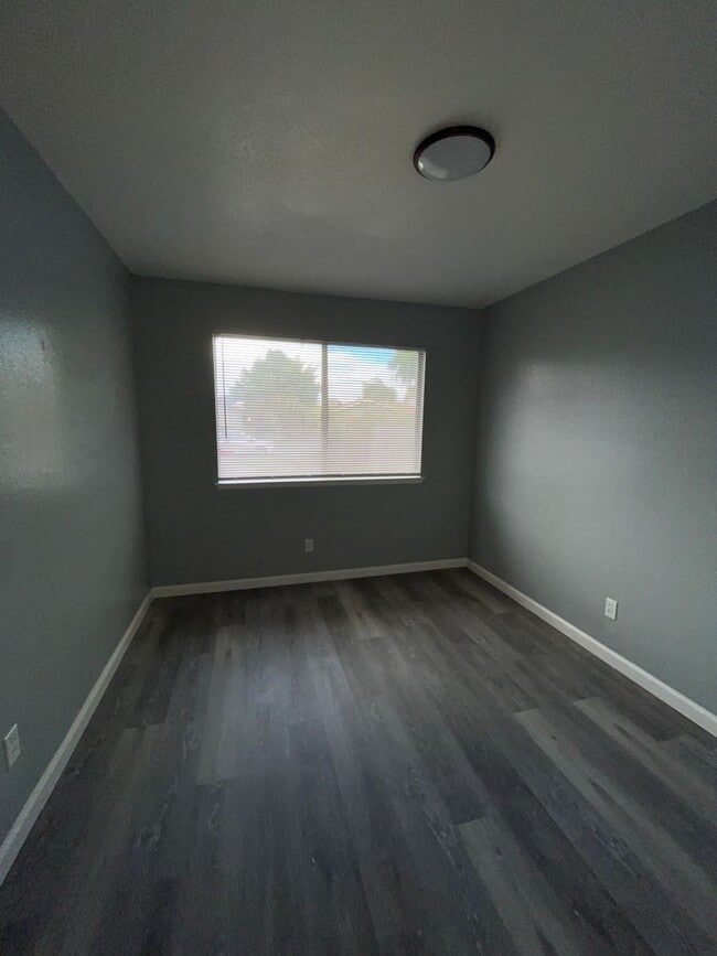Building Photo - 3208