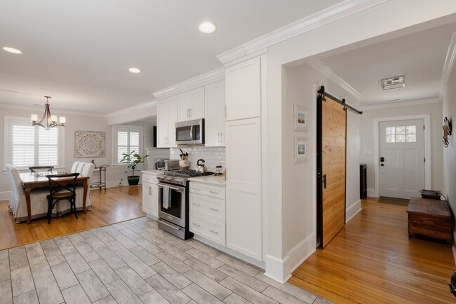 Building Photo - Fully furnished- Beautiful Forest Hills Home