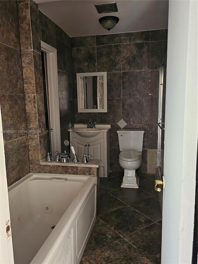 Building Photo - 1368 Seaview