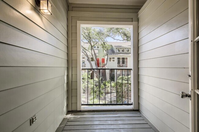 Building Photo - 2104 Cullen Ave