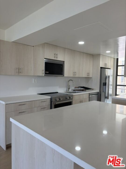 Building Photo - 4337 Marina City Dr