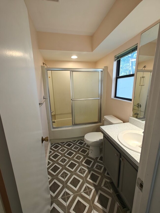 Building Photo - Multi unit townhome