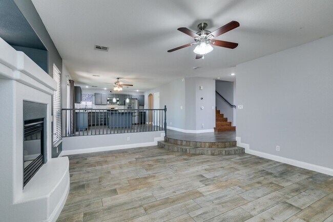 Building Photo - BEAUTIFUL POOL HOME W/RV