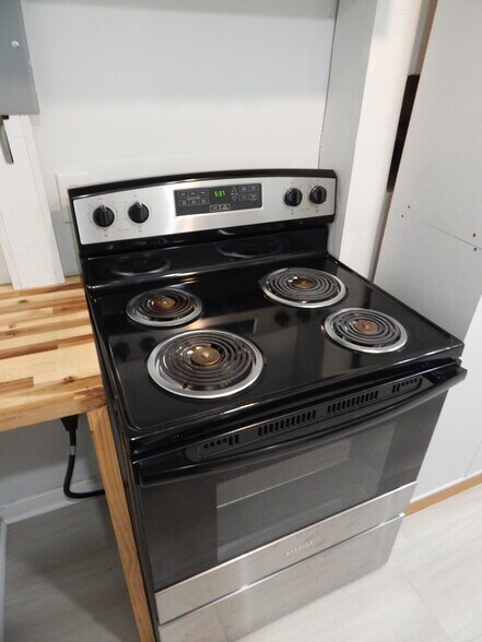 Electric Stove - 3388 Harrison Rd