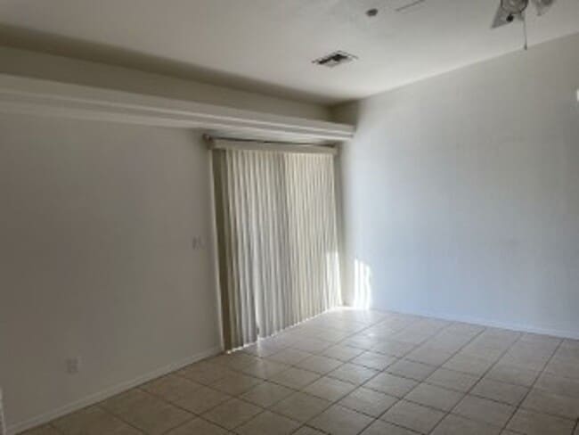 Building Photo - LAKE1335