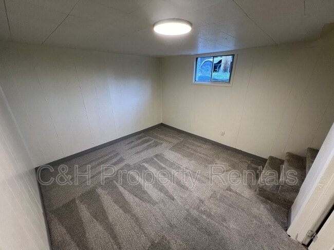 Building Photo - 631 Miles Ave