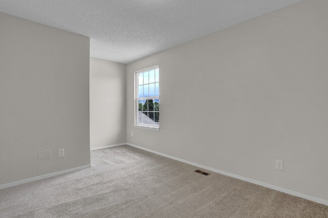 Building Photo - Fully Remodeled End-Unit Townhome Near Pet...