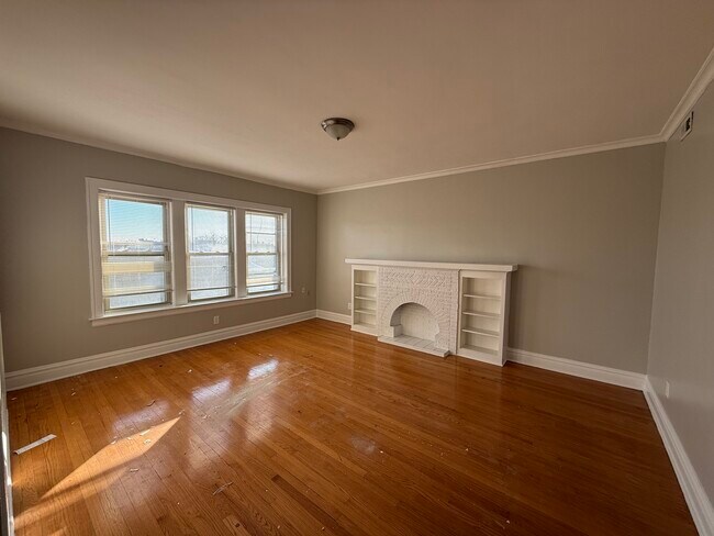 Building Photo - 2140 Clarence Ave