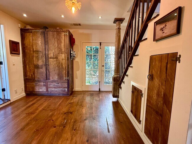 Building Photo - Furnished 1940s Beachwood Canyon Retreat with Treetop Deck + Creative Loft!
