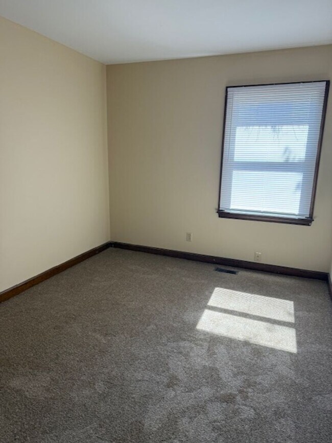 Building Photo - Three Bedroom 1.5 Bath Townhouse in Wester...