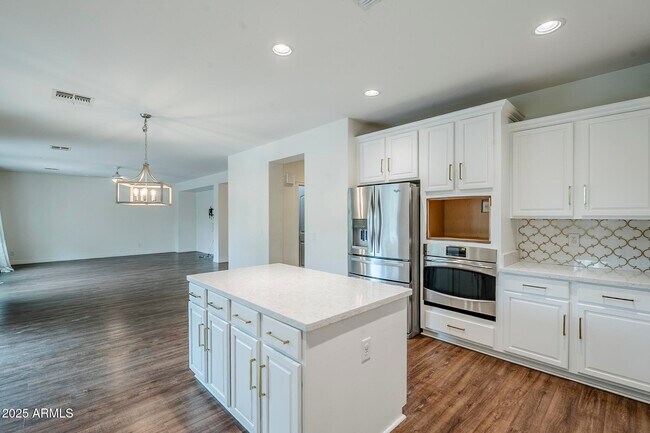 Building Photo - 2744 E Donato Dr