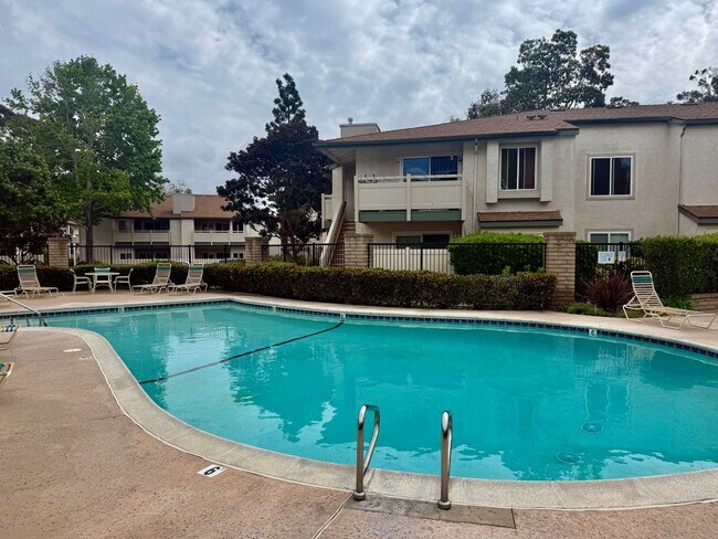 Building Photo - Spacious & Move In Ready 2BD Townhome! New Carpet! Full Size in Unit Washer/Dryer! Attached Garage!