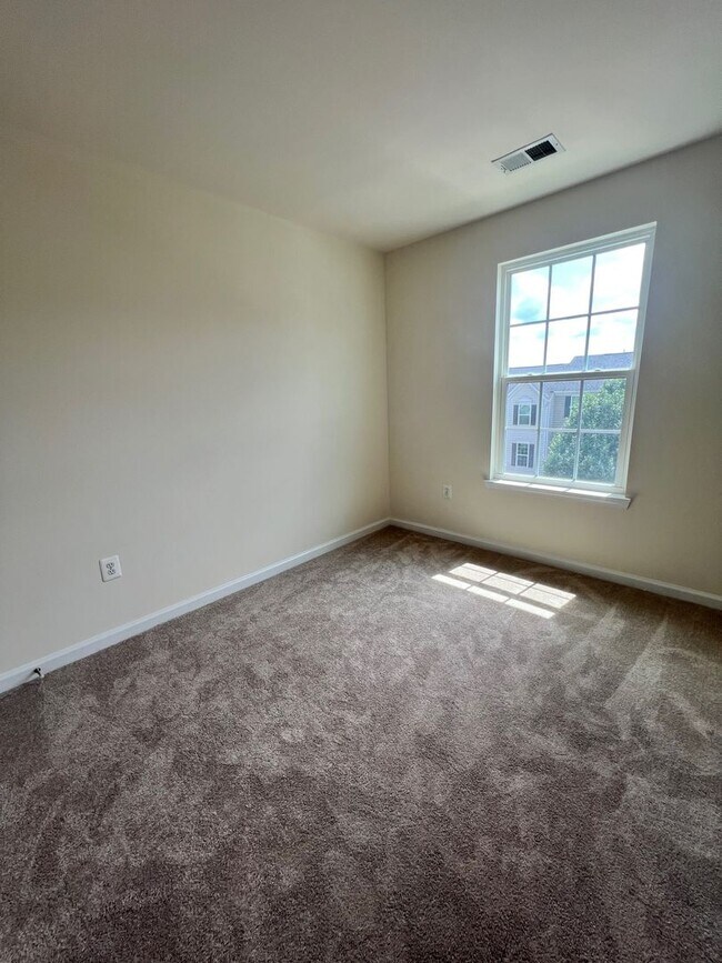 Building Photo - 2012 Elm Tree Ct