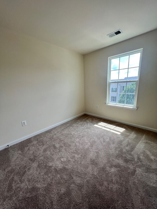 Building Photo - Stylish 3-Level Townhome with Garage in Riverwood