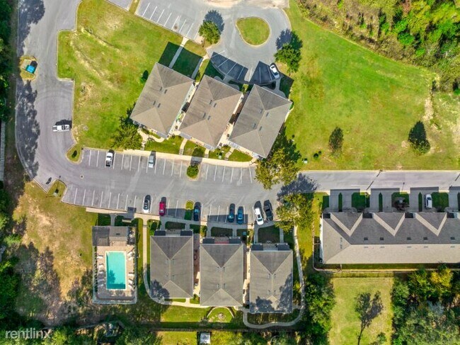 Building Photo - 2 br, 2.5 bath Townhome - 813 Arbor Lake Dr