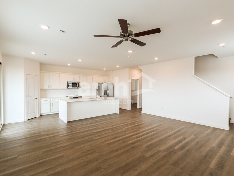 Building Photo - 6119 W Calle Lingo